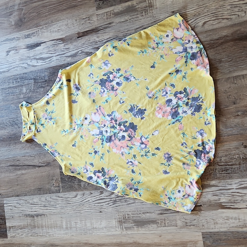 Tank top halter with pockets! Long tunic style, stretchy!
